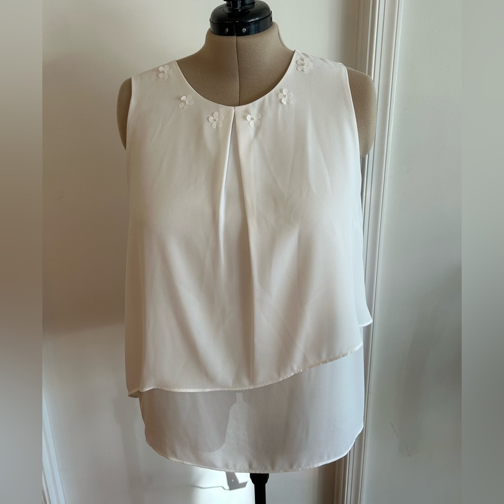 Elle - bright white sleeveless blouse with flowers